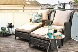 Balkon mit Lounge-Liegen Balkon mit Lounge-Liegen
