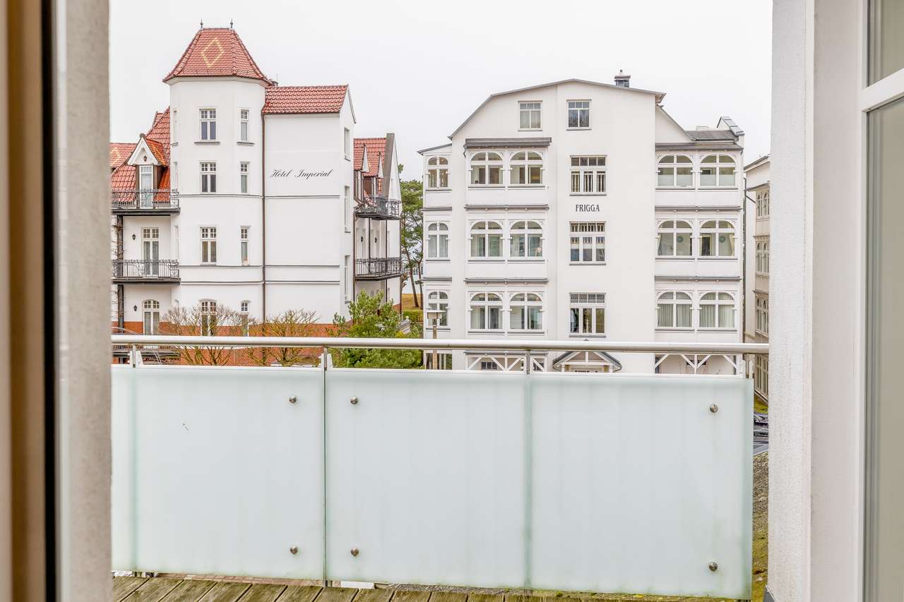 Balkon mit Glasgeländer Balkon mit Glasgeländer