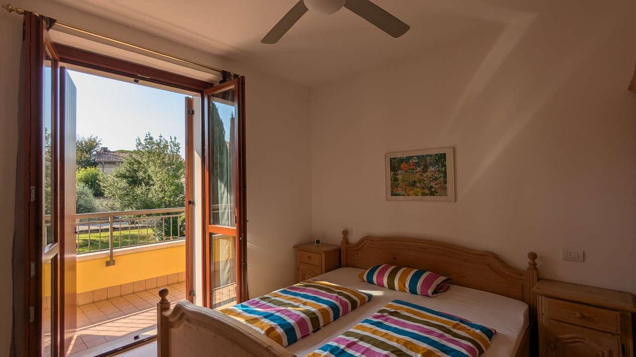 Schlafzimmer OG mit Balkon 1 Schlafzimmer OG mit Balkon 1