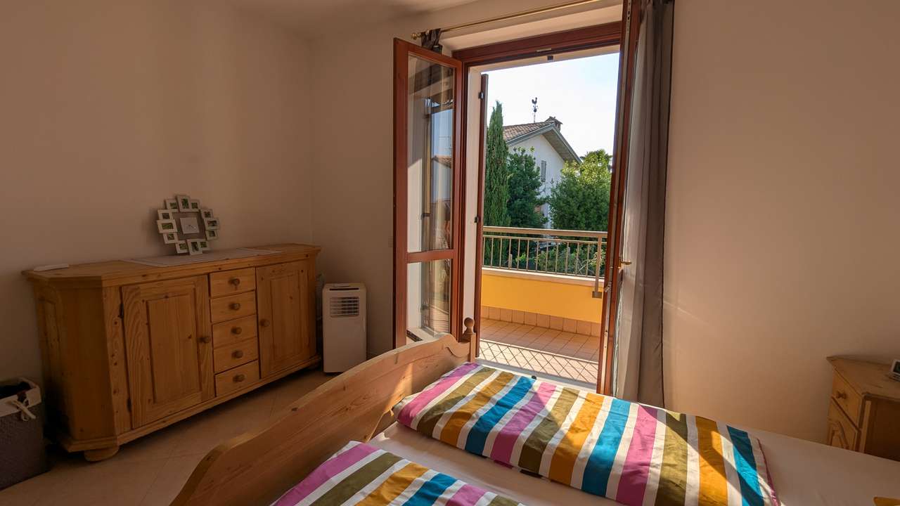 Schlafzimmer OG mit Balkon 2 Schlafzimmer OG mit Balkon 2