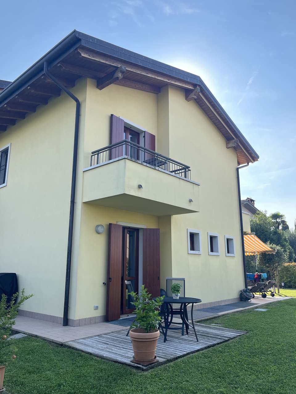 Seitenansicht mit Terrasse Seitenansicht mit Terrasse