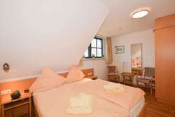 Schlafzimmer-02-1030x687