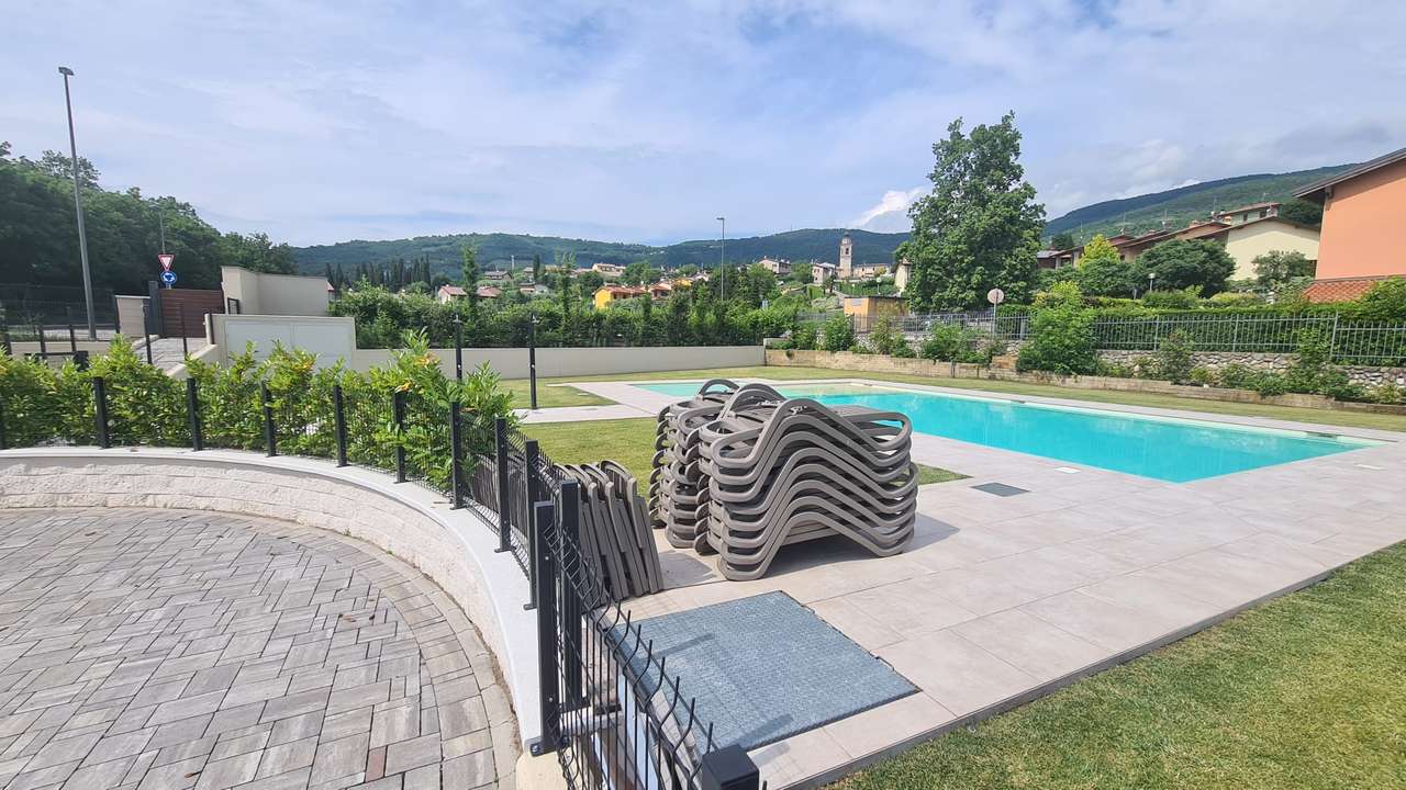 Pool und Sonnenliegen Pool und Sonnenliegen