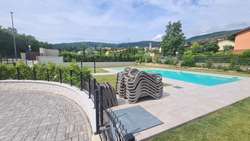 Pool und Sonnenliegen Pool und Sonnenliegen
