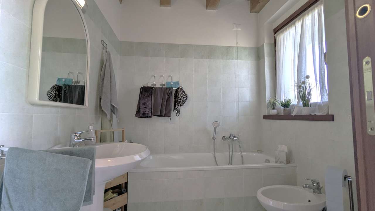 1.Badezimmer mit Badewanne 1.Badezimmer mit Badewanne