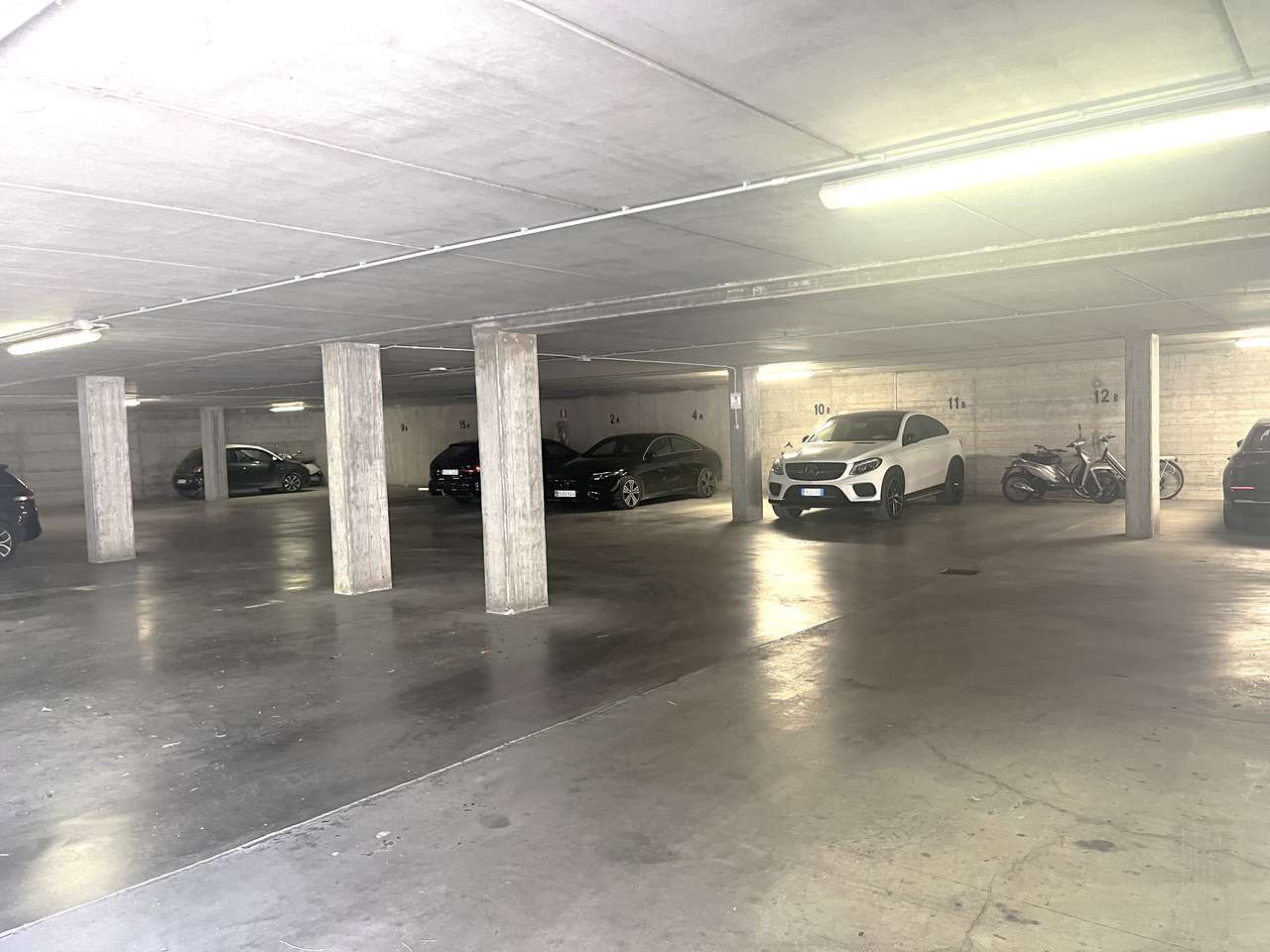 Tiefgarage mit dem Stellplatz Tiefgarage mit dem Stellplatz