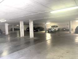 Tiefgarage mit dem Stellplatz Tiefgarage mit dem Stellplatz