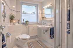 Badezimmer-Dekoriert-mit-KI-ge Badezimmer-Dekoriert-mit-KI-ge